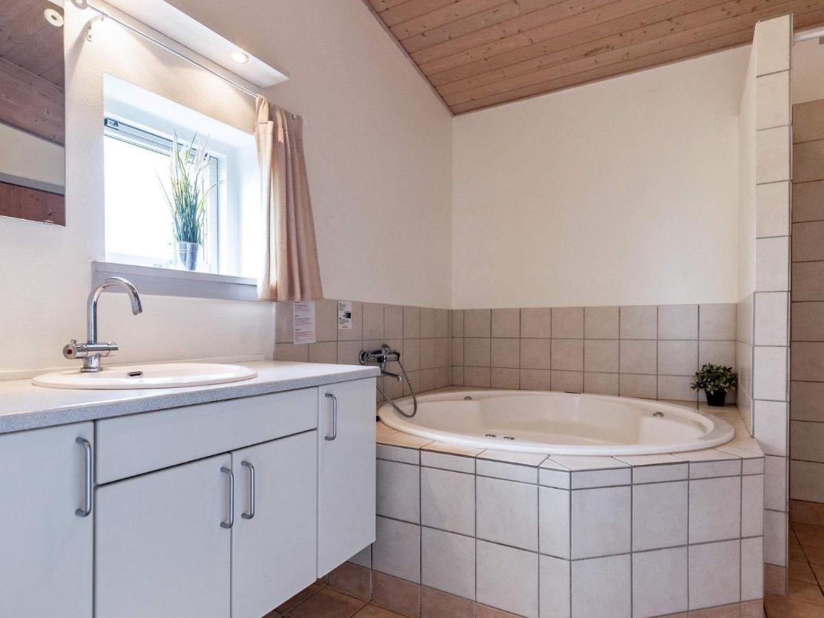8 Person Holiday Home In Fåborg 외부 사진